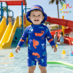 PROMO POR FALLA - SET ENTERITO+ PILUSO DE REGALO UV 50+ DINO AZUL   Big Bay